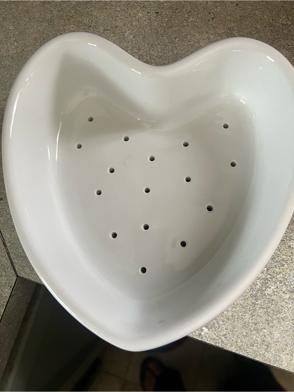 APILCO FRANCE Heart Shape Cheese Mold Strainer White Porcelain 7” Colander Berry